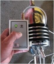 Пример успешного теста. Кабель тестера подключен к молниеотводу. Зеленый светодиод показывает, что молниеотвод работает.